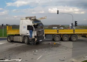 Tır, yolcu minibüsüne çarptı: 5 ölü, 10 yaralı
