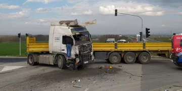 Tır, yolcu minibüsüne çarptı: 5 ölü, 10 yaralı