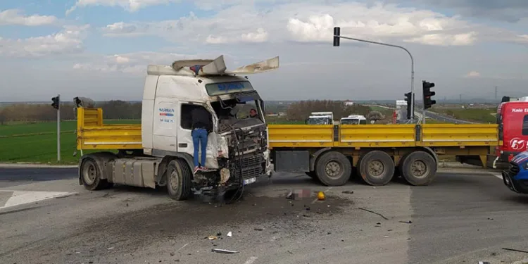 Tır, yolcu minibüsüne çarptı: 5 ölü, 10 yaralı