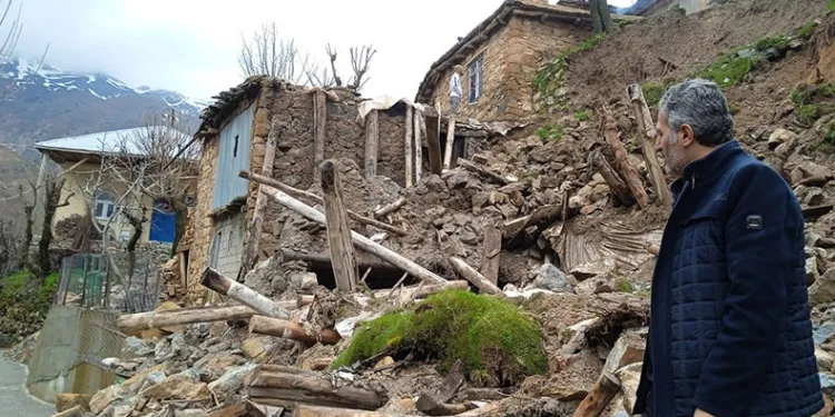 Sağanak yağış nedeniyle iki katlı kerpiç ev çöktü