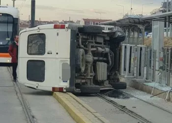 Tramvay yolundan giderken devrilen minibüs seferleri aksattı
