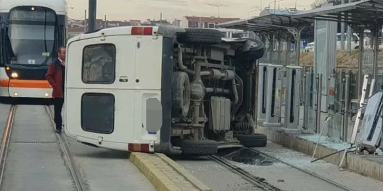 Tramvay yolundan giderken devrilen minibüs seferleri aksattı