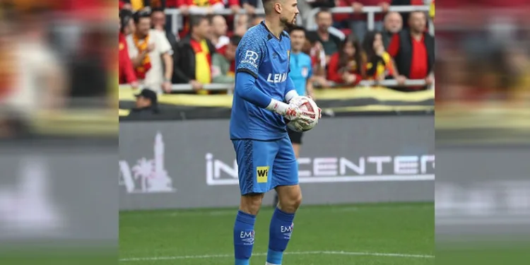 Mateusz Lis, kalesine duvar ördü