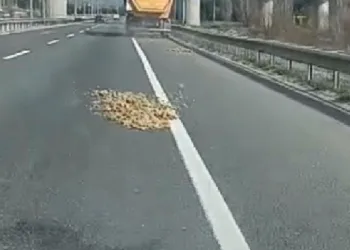 Yola dökülen kumlar tehlike saçtı