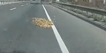 Yola dökülen kumlar tehlike saçtı