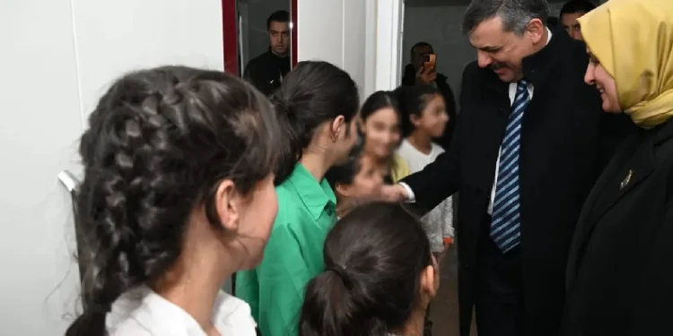 İftarlarını çocuklarla açtı