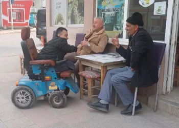 Tekerlekli sandalyesiyle gezerek oy istiyor