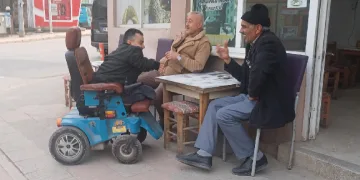 Tekerlekli sandalyesiyle gezerek oy istiyor