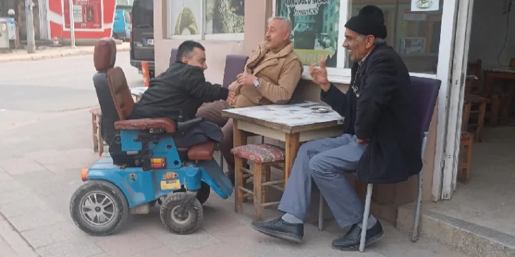Tekerlekli sandalyesiyle gezerek oy istiyor