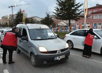 İftara yetişemeyenlerin yardımına koşuyorlar