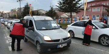 İftara yetişemeyenlerin yardımına koşuyorlar