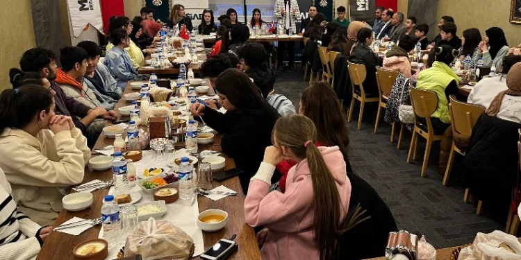 Sevgi evi çocuklarına iftar