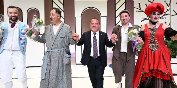 AŞT’nin ‘Huysuz’ oyununu beğeni topladı