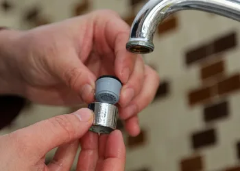 Honaz Belediyesi su tasarruf aparatı dağıttı