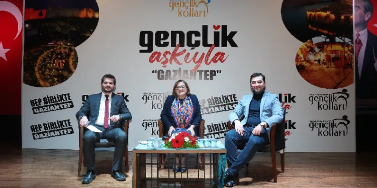 Başkan Şahin, gençlerin sorularını yanıtladı