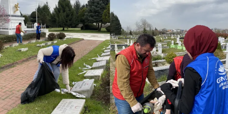 Gönüllü gençler mezarlığı temizledi