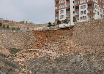 Elazığ’da istinat duvarı çöktü