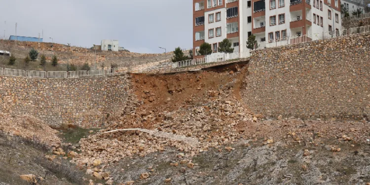 Elazığ’da istinat duvarı çöktü