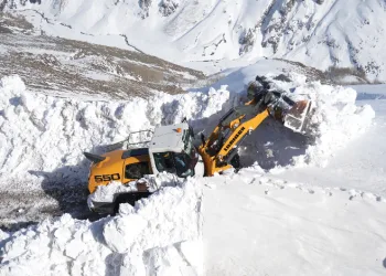 Muş’ta karlı yolda çalışma