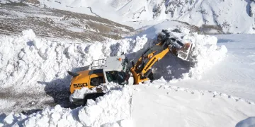 Muş’ta karlı yolda çalışma