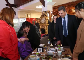 Vali Aslan çocuklarla iftar yaptı
