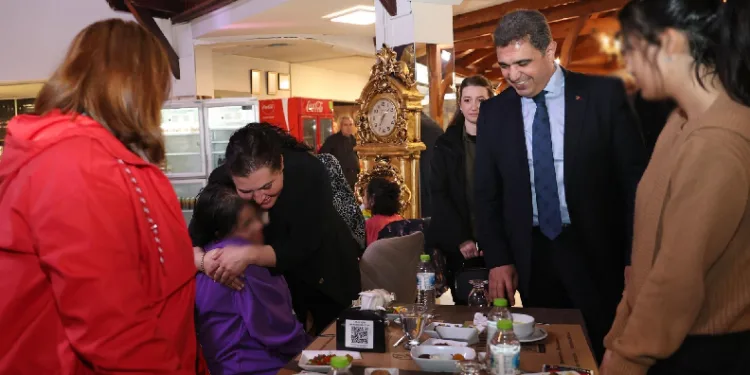 Vali Aslan çocuklarla iftar yaptı