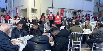 Kızılay’dan 150 kişiye iftar yemeği