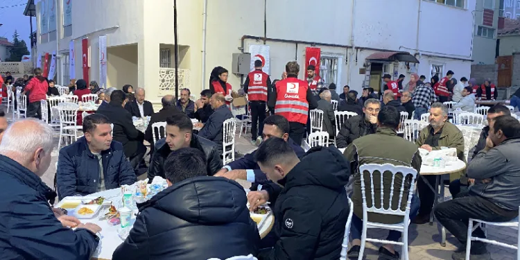 Kızılay’dan 150 kişiye iftar yemeği