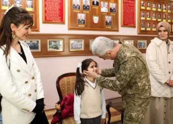 İlk mektuplarını asker abilerine yazdılar