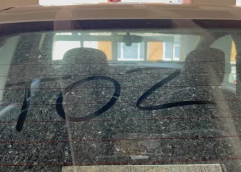 Yağmurla gelen çamur araç sahiplerini üzdü