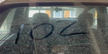 Yağmurla gelen çamur araç sahiplerini üzdü