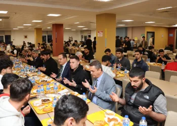 Vali Akbıyık, öğrenciler ile iftar yaptı
