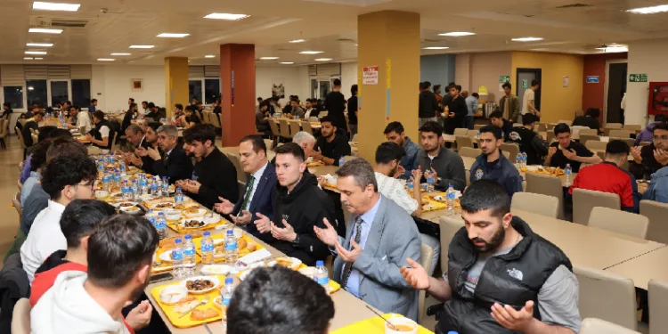 Vali Akbıyık, öğrenciler ile iftar yaptı