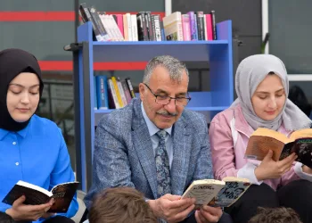 Rektör Gavgalı, öğrencilerle kitap okudu
