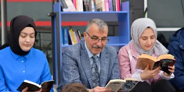 Rektör Gavgalı, öğrencilerle kitap okudu