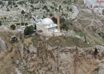 Uçurum kenarında türbe