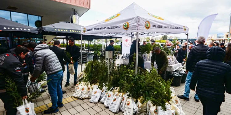 Yeşil Vatan için fidan dağıtıldı