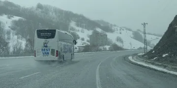 Van’da bazı yollar ulaşıma kapandı