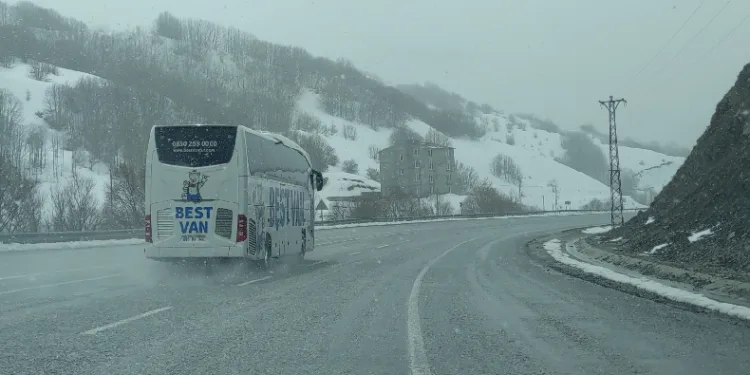 Van’da bazı yollar ulaşıma kapandı