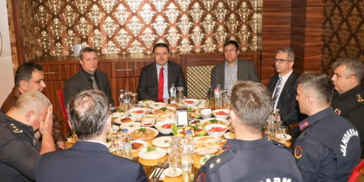 Jandarma ve emniyet personeliyle iftar