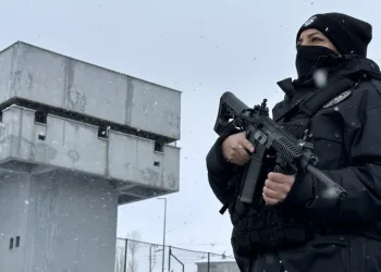 Yüksekova kadın polisleriyle emniyette