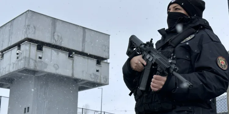 Yüksekova kadın polisleriyle emniyette