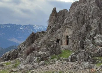 Kaya mezarları ilgi odağı oldu