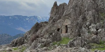 Kaya mezarları ilgi odağı oldu