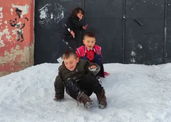 Çocukların düşe kalka kayak keyfi