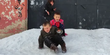 Çocukların düşe kalka kayak keyfi