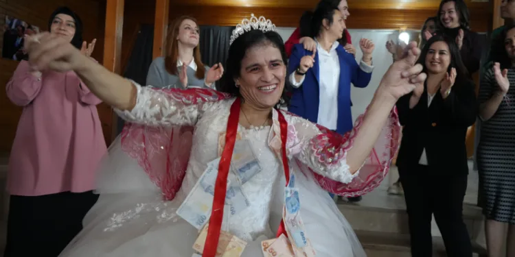 Meltem’in ‘gelinlik giyme’ hayali gerçek oldu