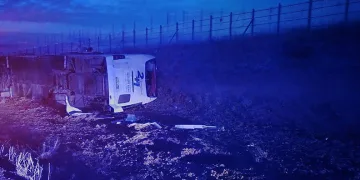 Yolcu otobüsü yan yattı: 15 yaralı