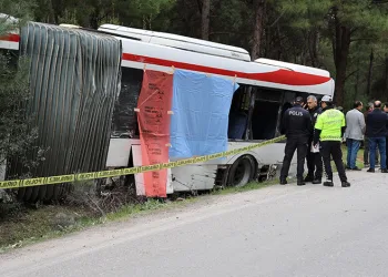 Belediye otobüsüne TIR çarptı: 1 ölü, 4 yaralı