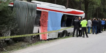 Belediye otobüsüne TIR çarptı: 1 ölü, 4 yaralı